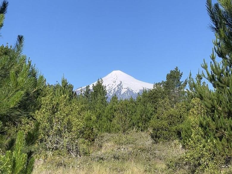 Vista al volcán Villarrica nevado desde el sector Melilahuen